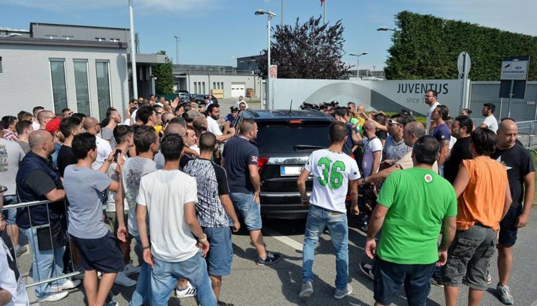 La contestazione dei tifosi bianconeri a Vinovo, dopo le dimissioni di Conte e l&#39;ingaggio di Allegri: una delegazione  andata anche a parlare con la dirigenza. Ansa